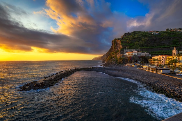 Tramonto dal molo di Ponta do Sol nell'isola di Madeira Portogallo