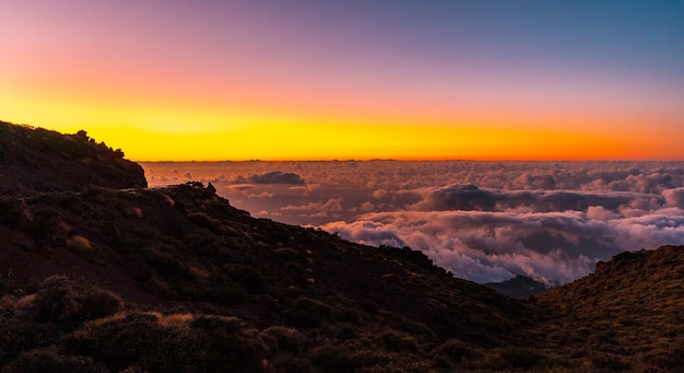 Tramonto dalla Caldera de Taburiente con un bellissimo mare di nuvole sotto, La Palma, Isole Canarie. Spagna