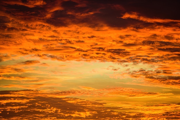 Tramonto del cielo. Alba nuvolosa di bellezza. Serata di nuvole.