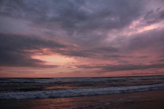 Tramonto del cielo e del mare in spiaggia