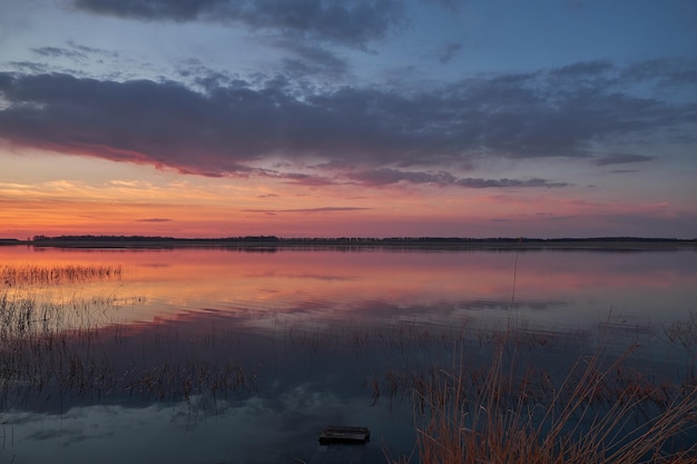 tramonto del giorno sul lago specchio