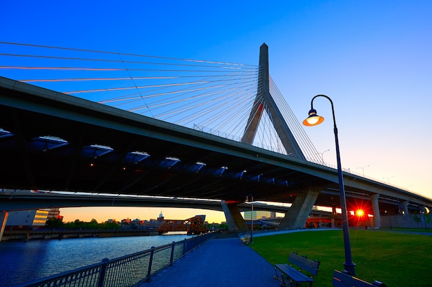 Tramonto del ponte di Boston Zakim in Massachusetts