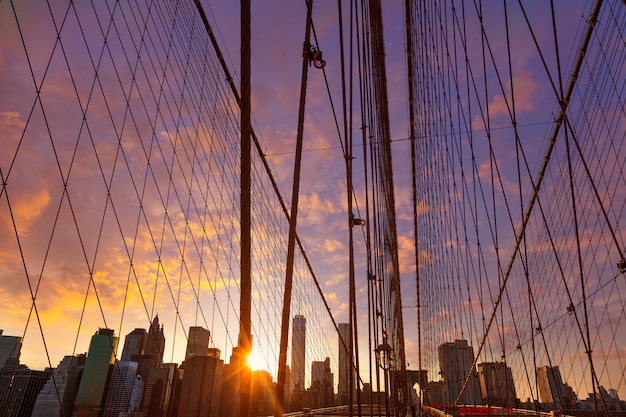 Tramonto del ponte di Brooklyn con l&#39;orizzonte Stati Uniti di Manhattan