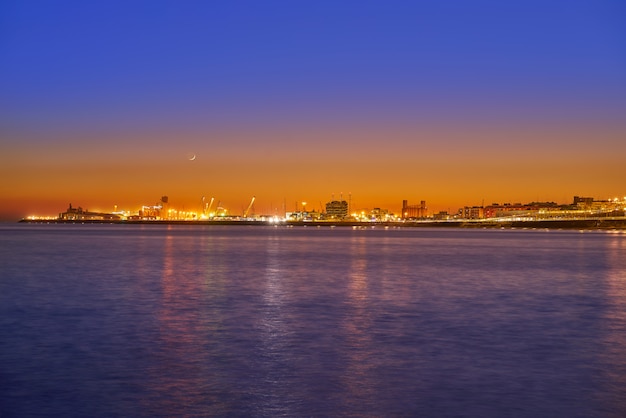 Tramonto del porto di Tarragona nel Mediterraneo