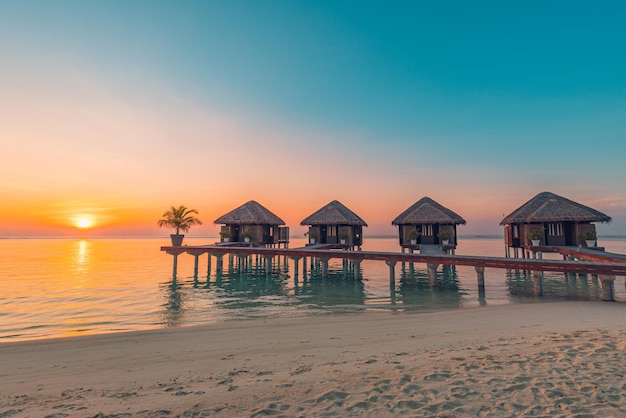 Tramonto dell'isola delle Maldive. Resort di bungalow sull'acqua sulla spiaggia delle isole. Oceano Indiano, Maldive. Bellissimo