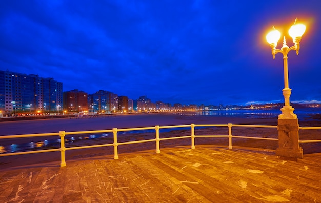 Tramonto dell&#39;orizzonte di Gijon in spiaggia San Lorenzo Asturie