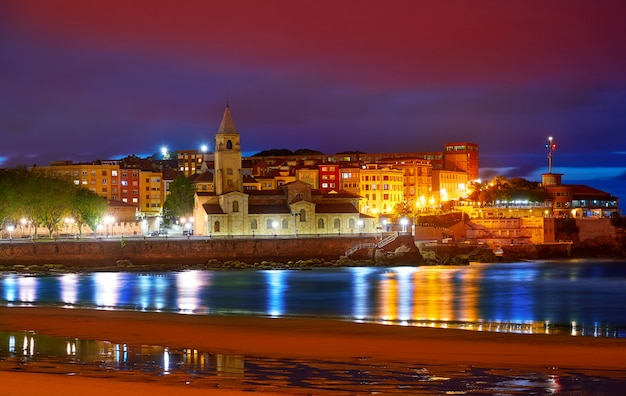 Tramonto dell&#39;orizzonte di Gijon in spiaggia San Lorenzo Asturie