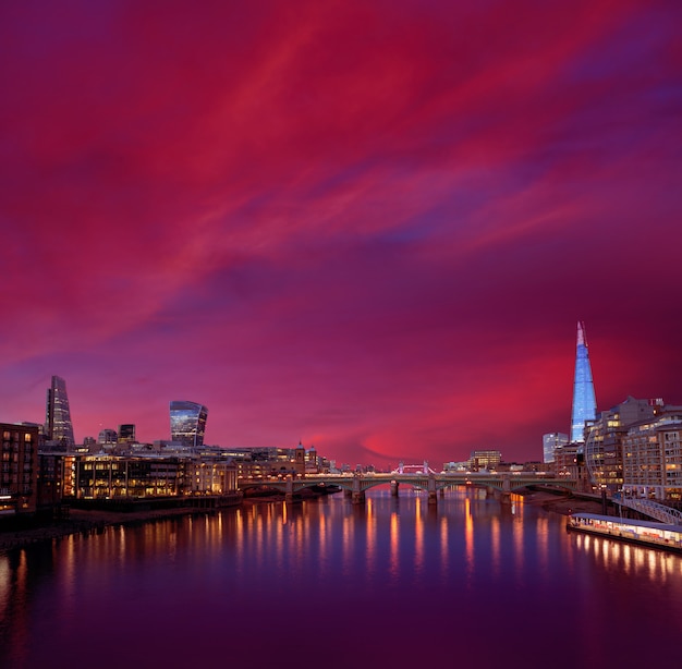 Tramonto dell&#39;orizzonte di Londra sul Tamigi