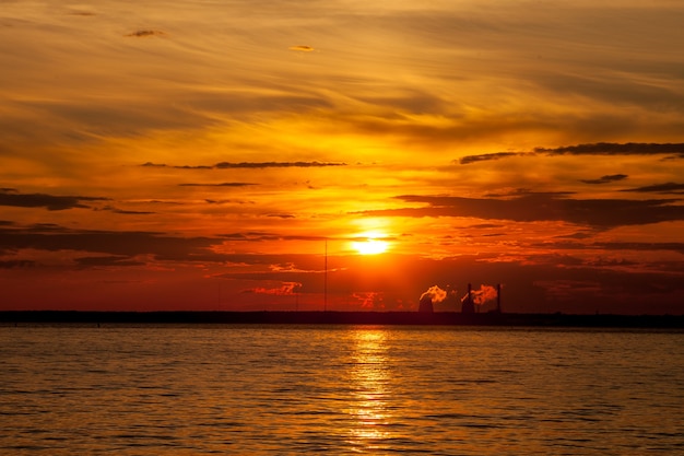 Tramonto della città, alba sul mare sole oceano