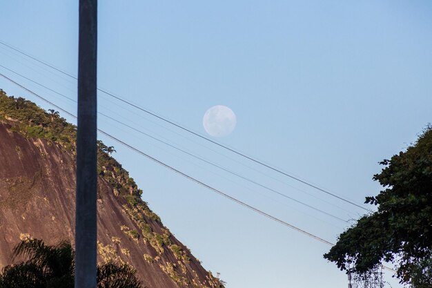 tramonto della luna nel cielo di Rio de Janeiro in Brasile