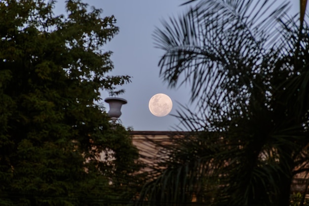 tramonto della luna nel cielo di Rio de Janeiro in Brasile