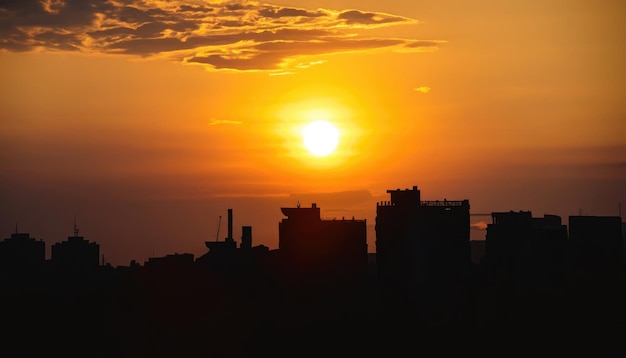 Tramonto della siluetta Città scura e tramonto giallo