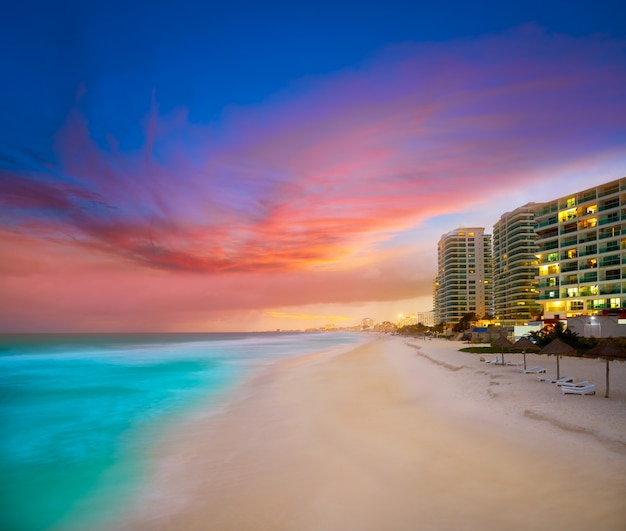 Tramonto della spiaggia del forum di Cancun in Messico