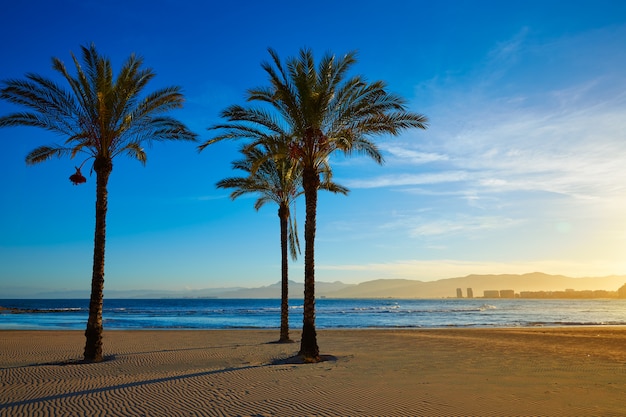 Tramonto della spiaggia di Cullera Playa los Olivos a Valencia