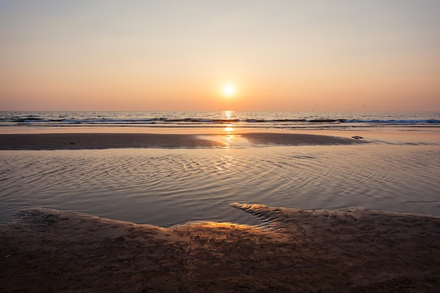 Tramonto di bellezza sulla spiaggia di Goa in India