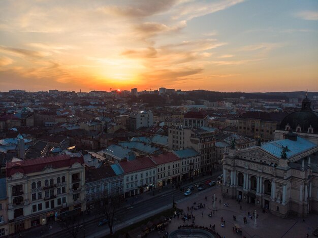 Tramonto di bellezza sulla vista a volo d'uccello della vecchia città europea