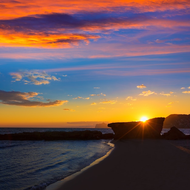 Tramonto di Calpe Alicante alla spiaggia Cantal Roig in Spagna