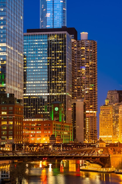 Tramonto di notte del centro di Chicago