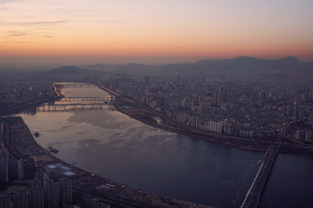 Tramonto di paesaggio urbano di Seoul, fiume Han