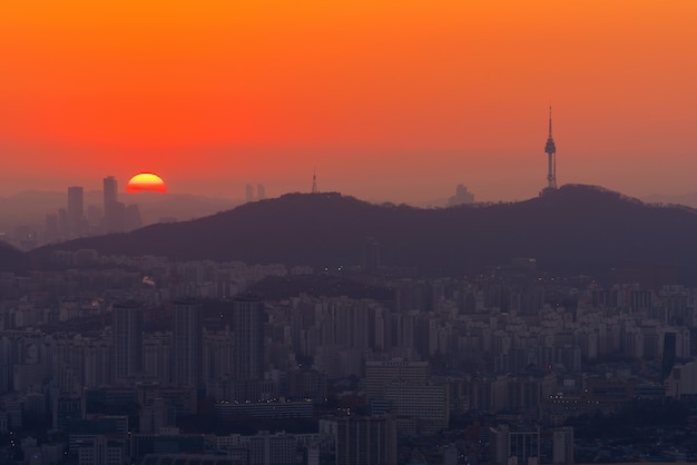 Tramonto di Seoul City Skyline, la migliore vista della Corea del sud.