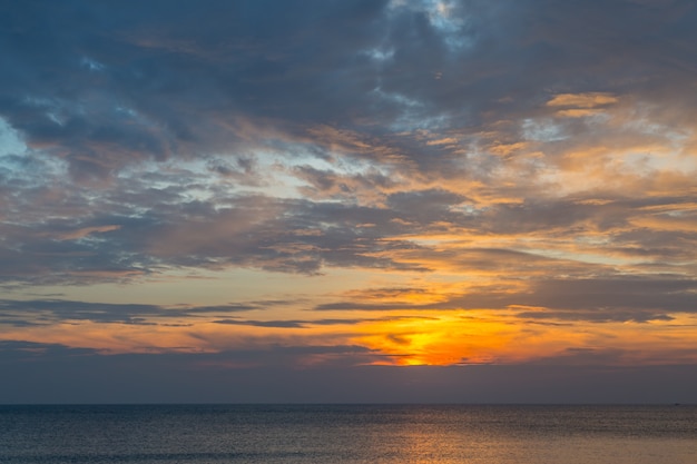 Tramonto di Siluette sullo sfondo spiaggia