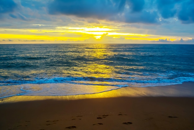 Tramonto dorato al mare fresca d&#39;estate