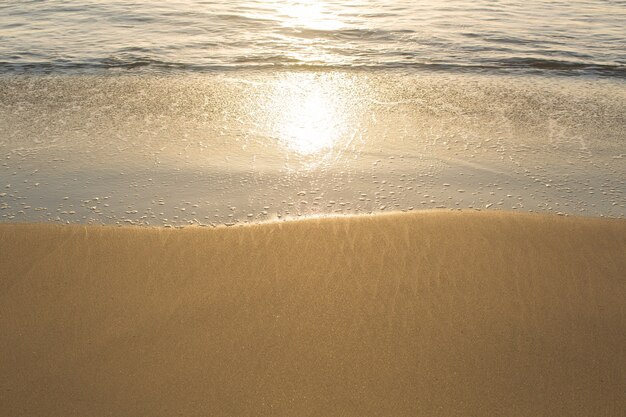 Tramonto dorato in riva al mare