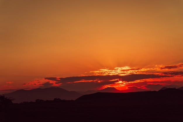 Tramonto dorato rosso nel terreno pianeggiante