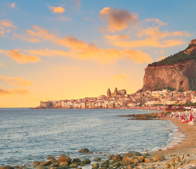 Tramonto dorato su Cefalù