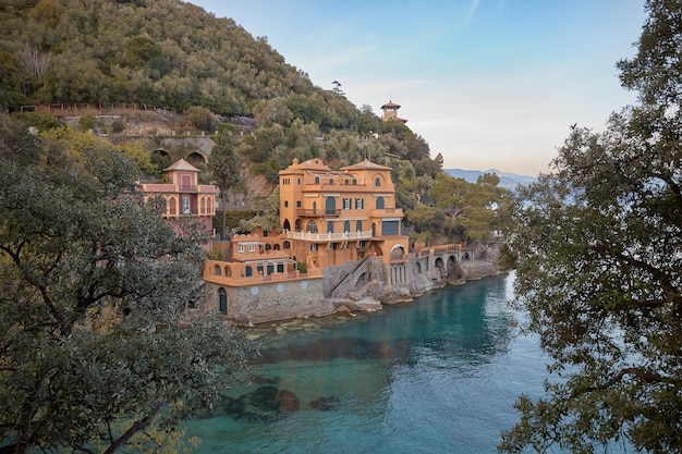 Tramonto dorato sul vecchio faro di Portofino