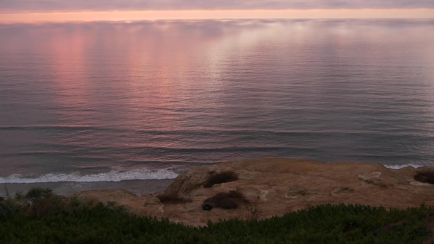 Tramonto drammatico cielo e nuvole pini torrey california costa oceano acqua di mare