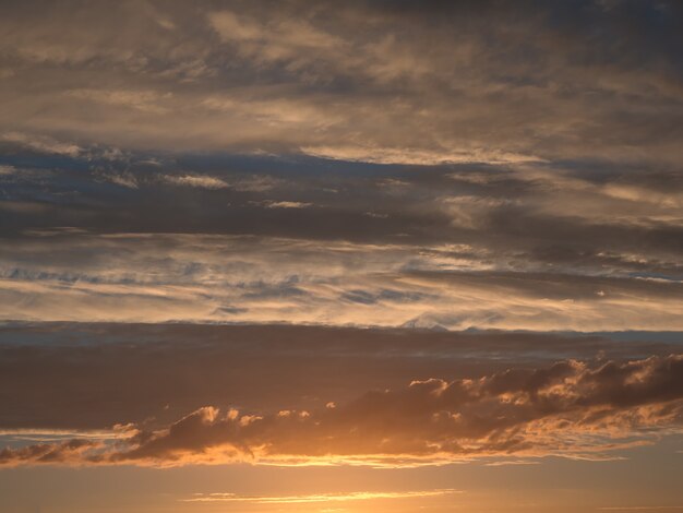 Tramonto drammatico con cielo e nuvole crepuscolari di colore