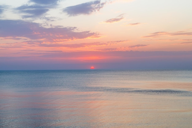 Tramonto e mare blu con le onde del Mar Baltico