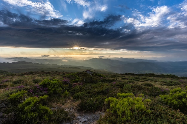 tramonto e notte d'estate in montagna