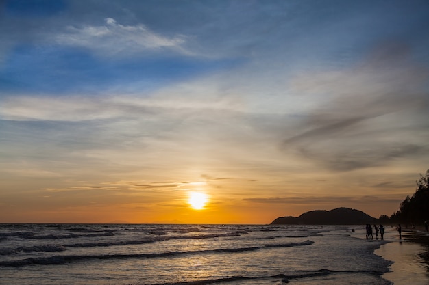 Tramonto e onde del mare, bellissimo tramonto d&#39;oro sul mare. Tramonto sul mare