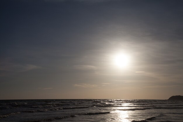 Tramonto e onde del mare, bellissimo tramonto dorato sul mare