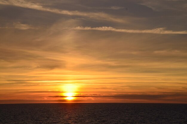 Tramonto e orizzonte in mare