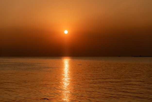 tramonto e riflessi sulla superficie dell&#39;acqua di mare.