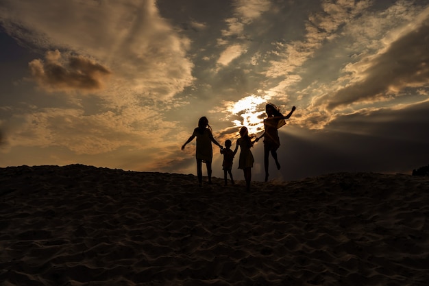 Tramonto e silhouette familiare con un tramonto sullo sfondo