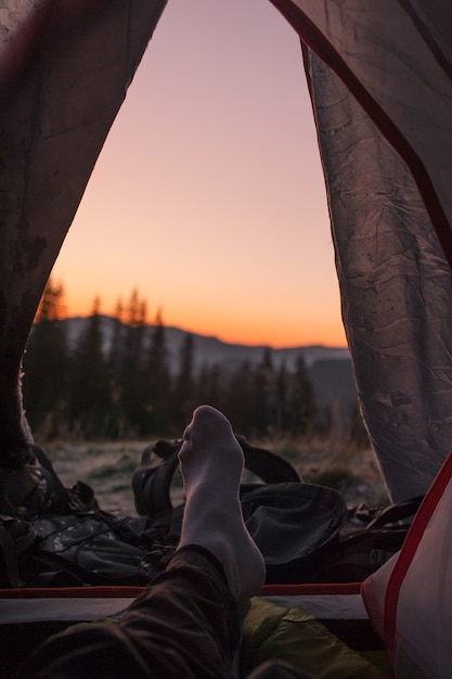 tramonto e tenda in montagna