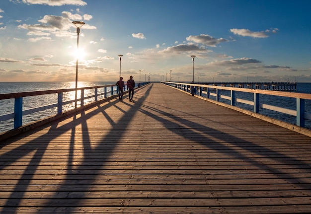 Tramonto e vacanzieri sul ponte di Palanga sul Mar Baltico a Klaipeda Lituania