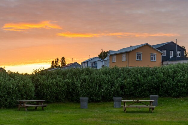 Tramonto estivo nel villaggio sull'isola di Hrisey in Islanda