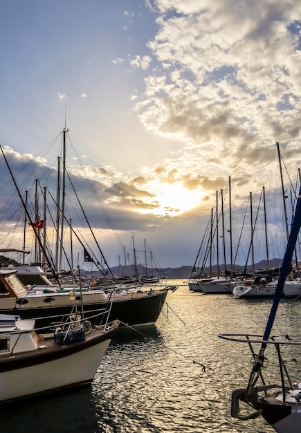 Tramonto estivo presso gli yacht di lusso della costa del Mar Mediterraneo in marina e vista sulle montagne