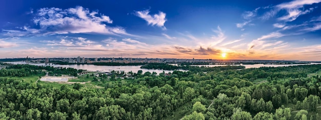 Tramonto estivo rurale a Kiev con il fiume Dnipro e il cielo colorato drammatico, sfondo naturale, vista aerea. Incredibile panorama paesaggistico stagionale