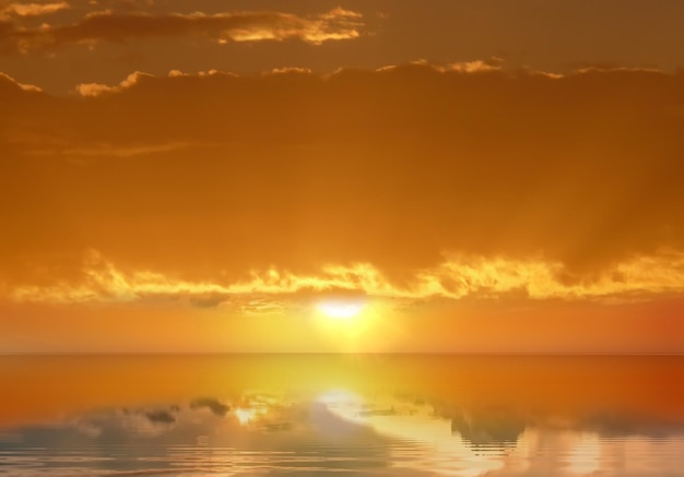 tramonto giallo arancio lilla nuvoloso cielo notturno in mare sulla spiaggia riflesso del raggio di sole