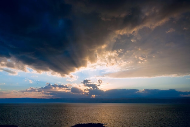 Tramonto giallo scuro sul Mar Morto