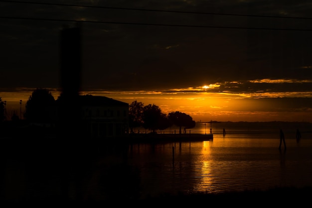 Tramonto giallo scuro sullo sfondo del mare a Venezia