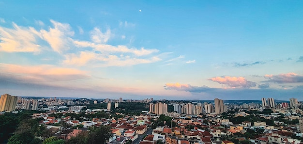 Tramonto in città con nuvole Ribeirao Preto City Skyline
