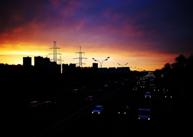 Tramonto in fiamme sullo sfondo delle strade di Mosca