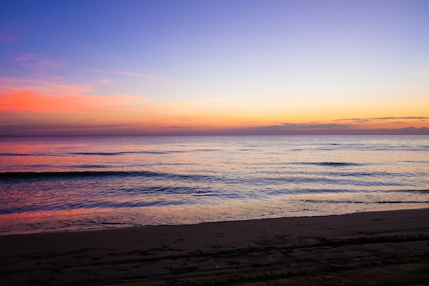 Tramonto in mare a Chaolao Tosang Beach Thailand.